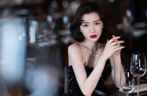 毛晓彤黑色长裙性感妩媚写真图片_2