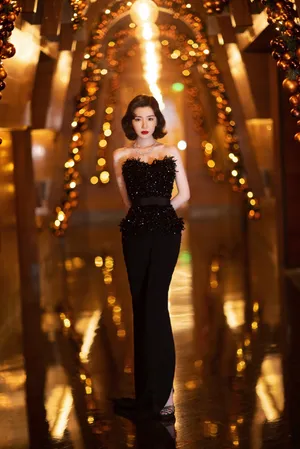 毛晓彤黑色长裙性感妩媚写真图片_4