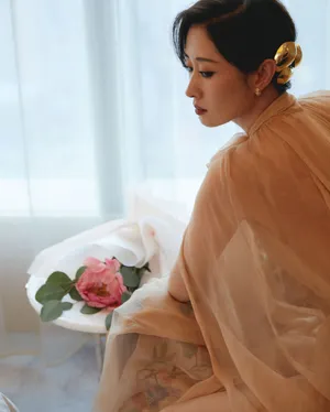 刘敏涛薄纱长裙妩媚性感写真