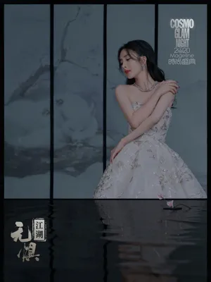 杨幂抹胸白裙江湖无惧写真图片