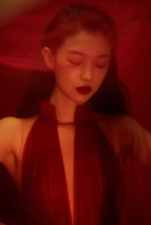 田依桐红色纱裙性感写真图片_5