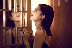 性感吊带裙黄圣依妩媚撩惹写真_1