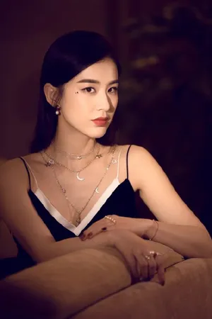 性感吊带裙黄圣依妩媚撩惹写真_5