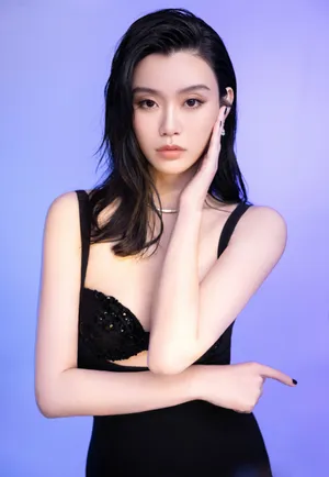 奚梦瑶黑色镂空闪钻长裙写真图片_5