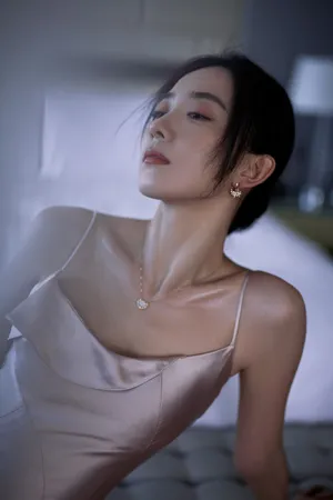 朱颜曼滋吊带开叉裙性感写真图片