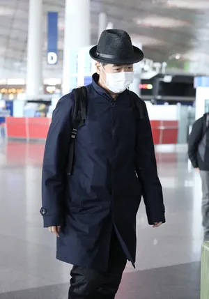 张国立黑色套装精气神足机场照图片