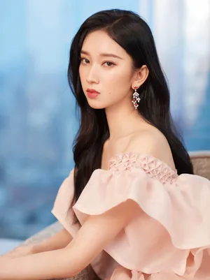 刘令姿粉裙酷美时尚写真图片