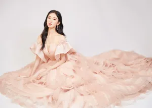刘令姿粉裙酷美时尚写真图片