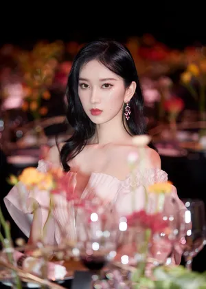 刘令姿粉裙酷美时尚写真图片_3
