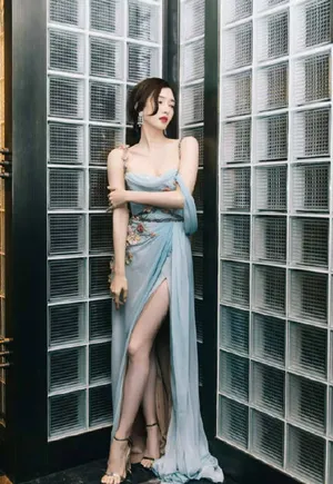 江疏影性感吊带开叉裙妩媚撩人写真_2
