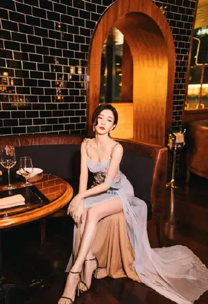 江疏影性感吊带开叉裙妩媚撩人写真_3