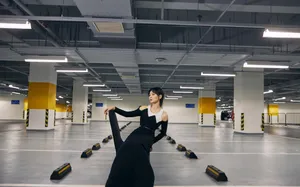 周笔畅黑白棱形拼接长裙写真图片