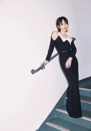 周笔畅黑白棱形拼接长裙写真图片_4
