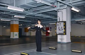 周笔畅黑白棱形拼接长裙写真图片_5