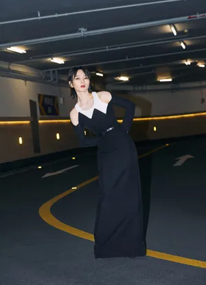 周笔畅黑白棱形拼接长裙写真图片_6