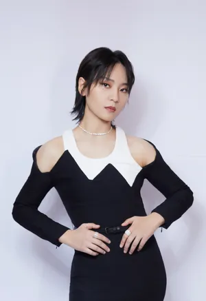周笔畅黑白棱形拼接长裙写真图片_10