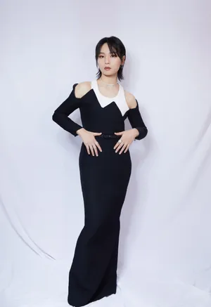 周笔畅黑白棱形拼接长裙写真图片_12