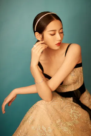 陈钰琪裸粉色长裙性感写真图片_2