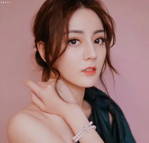 性感迷人迪丽热巴大眼妩媚吊带写真_5