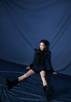 性感美女黄圣依露大长腿妩媚写真