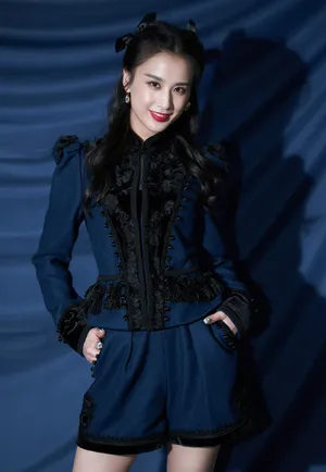 性感美女黄圣依露大长腿妩媚写真_3