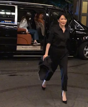 俞飞鸿黑色套装优雅大气美照图片