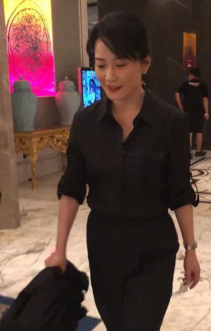 俞飞鸿黑色套装优雅大气美照图片_4