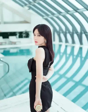 秦岚泳池边黑色抹胸连衣裙性感写真