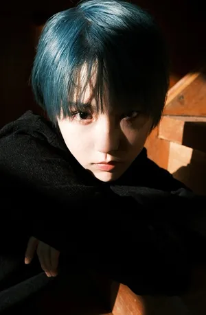 成果绿色短发光影性感写真图片