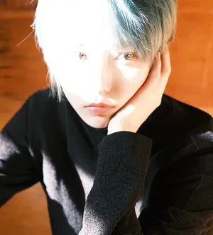 成果绿色短发光影性感写真图片_1