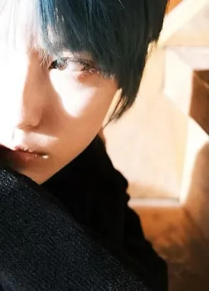 成果绿色短发光影性感写真图片_2