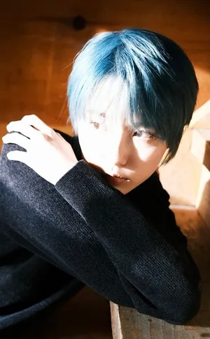 成果绿色短发光影性感写真图片_3