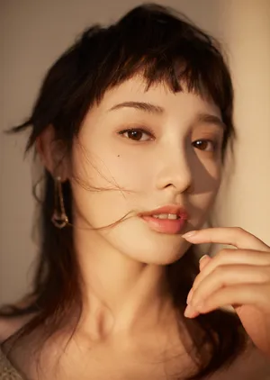 彭小苒狗啃刘海大片写真图片_5