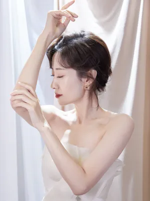 刘敏涛抹胸白裙性感写真图片