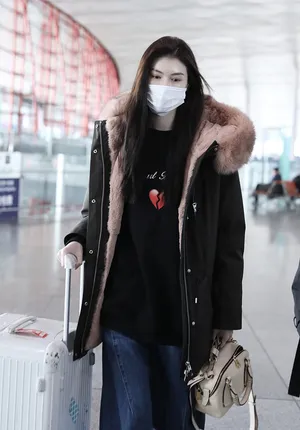 何穗素颜皮肤水灵透亮时尚机场照图片_4