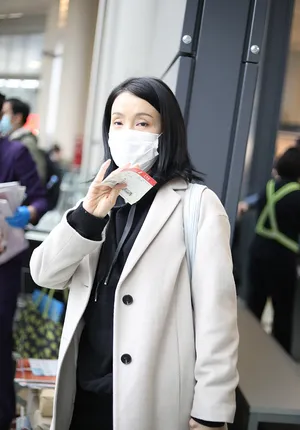 陶虹浅色大衣优雅魅力机场照图片_1