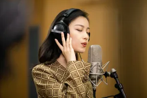 倪妮优雅专注练习室图片_2