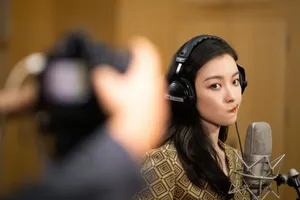倪妮优雅专注练习室图片_3