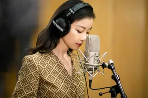倪妮优雅专注练习室图片_6