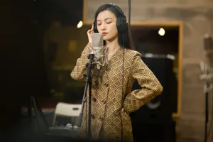 倪妮优雅专注练习室图片_7