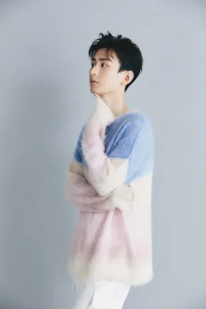 成毅蓝白毛衣简约清爽写真图片