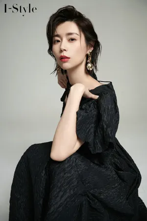 卢杉黑色长裙时尚写真图片_2