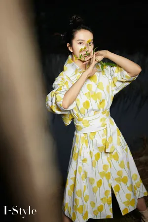 许龄月印花黄裙优雅写真图片