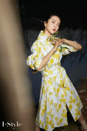 许龄月印花黄裙优雅写真图片_2