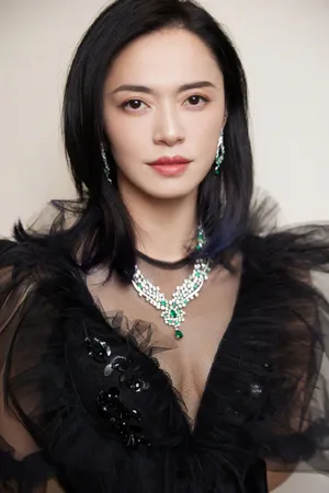 姚晨深V黑纱裙暗黑风性感写真图片_5