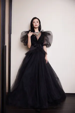 姚晨深V黑纱裙暗黑风性感写真图片_8