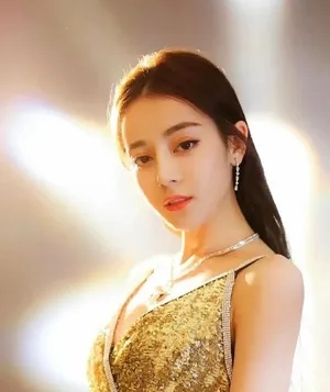 金光闪闪的迪丽热巴吊带妩媚诱惑写真