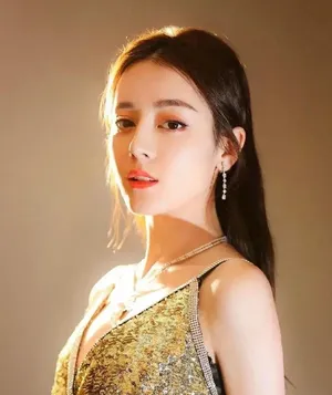 金光闪闪的迪丽热巴吊带妩媚诱惑写真_3