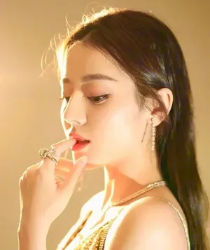 金光闪闪的迪丽热巴吊带妩媚诱惑写真_4