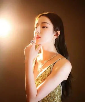金光闪闪的迪丽热巴吊带妩媚诱惑写真_6
